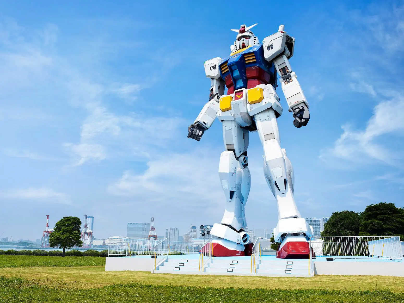 As part of the Green Tokyo Gundam Project,a full-size, 18-meter-high Gundam statue was installed in Shiokaze Park, Tokyo.