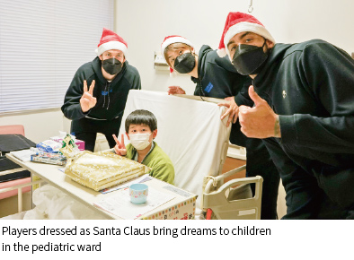 Photo:Players dressed as Santa Claus bring dreams to children in the pediatric ward