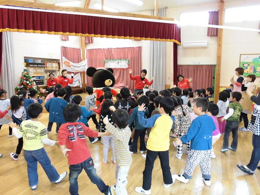 “Making Jackies’ Christmas Wreath,” an event targeted at local children in Miyagi Prefecture stricken by the Great East Japan Earthquake