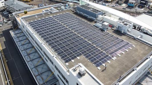 BANDAI SPIRITS のプラモデル生産工場「バンダイホビーセンター」太陽光発電による電力自給で年間約130トンのCO2を削減 屋上約1,202㎡に400枚のソーラーパネルを設置し23年4月より稼働開始
