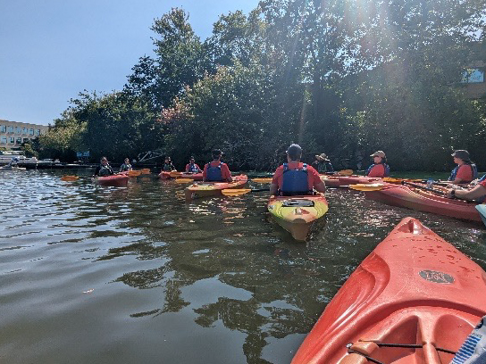 写真：カヤックを漕いでの生態系調査の様子