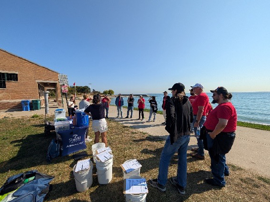写真：ミシガン湖でのビーチ清掃の様子