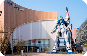写真:ららぽーと福岡に展示した実物大ν(ニュー)ガンダム立像